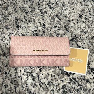 ❤️ MK Michael Kors Large Powder Pink Logo Wallet Used One Time ❤️